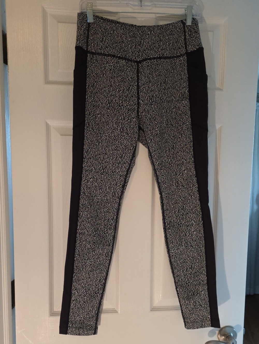 Avia Black & White Speckled Athletic Leggings Size M (8-10) with Pockets